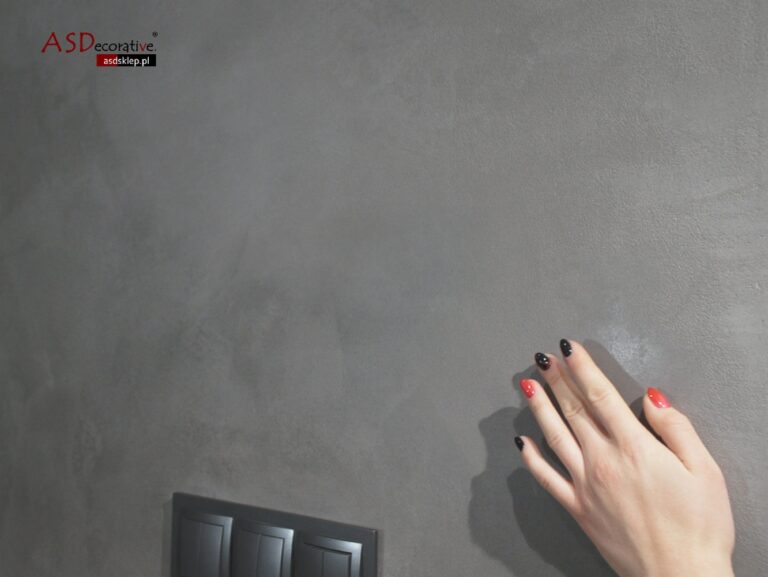 Struktura ściany z mikrocementu MEDIUM pokazuje delikatną teksturę, kt&oacute;rą wybiera się do wnętrz, gdy chcesz uniknąć idealnej gładzi i uzyskać dekoracyjny efekt mineralnego tynku.