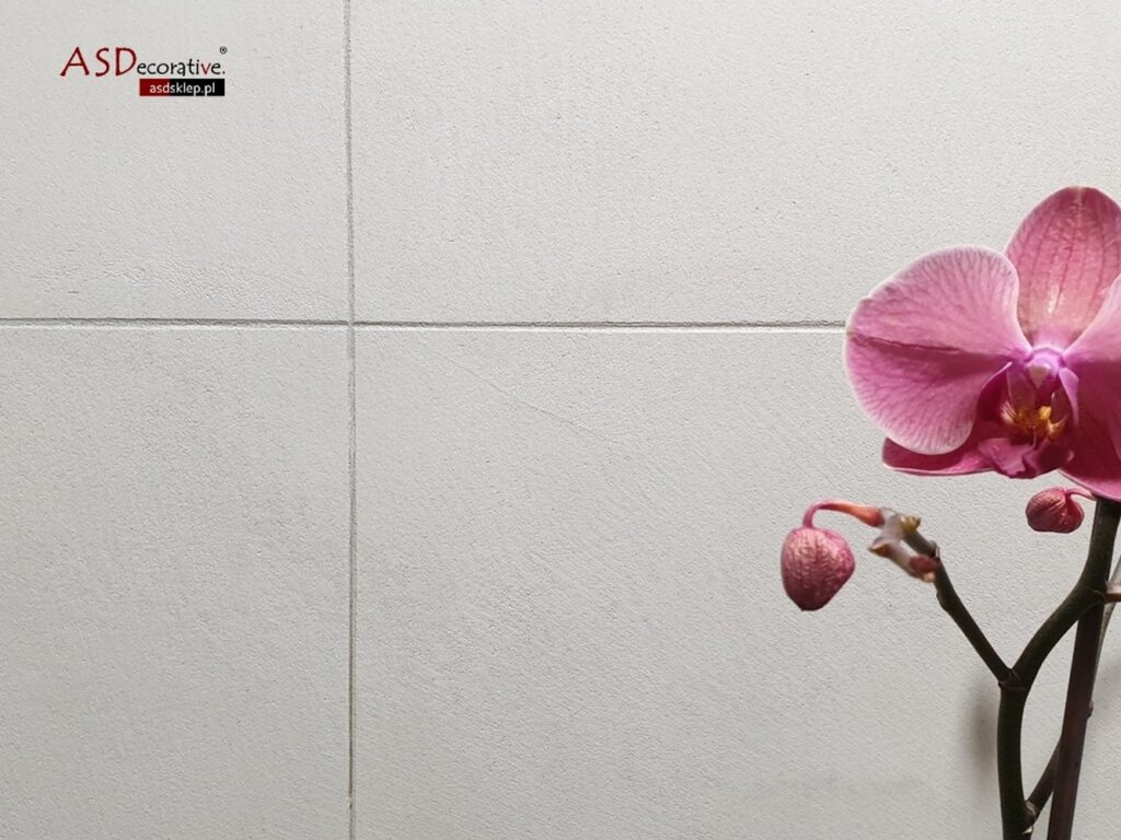 Mikrocement MEDIUM na ścianie pokazuje jak wygląda powierzchnia po zatarciu, co pomaga dobrać strukturę do kuchni lub łazienki, gdy zależy Ci na praktycznym wykończeniu.