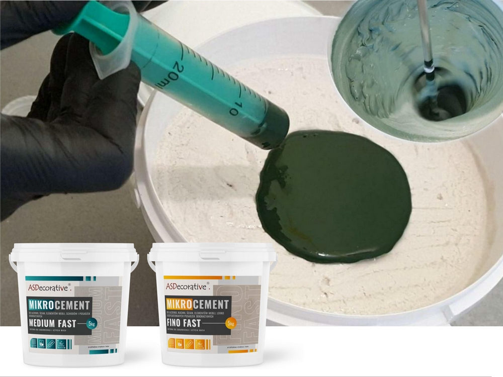 Dodawanie pigmentu do masy mikrocementowej podczas przygotowania materiału do aplikacji. Ten etap pokazuje proces barwienia mikrocementu i uzyskiwania wybranego koloru.