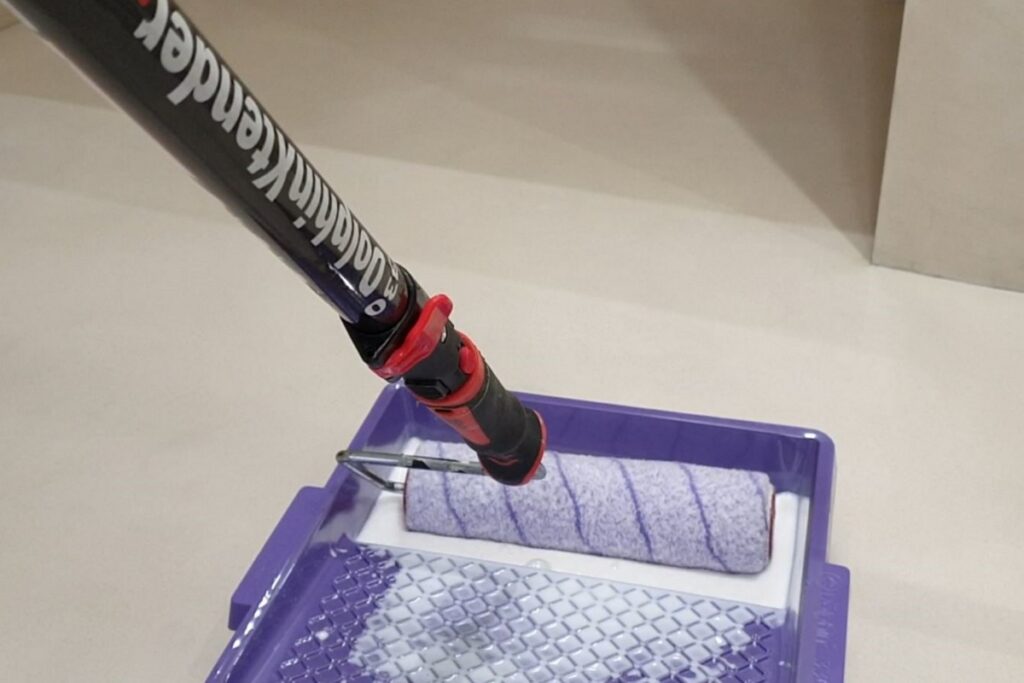 Lakierowanie stopni wałkiem jako końcowe zabezpieczenie powierzchni mikrocementu na schodach. Warstwa lakieru zwiększa odporność schod&oacute;w z mikrocementu na ścieranie i ułatwia czyszczenie.