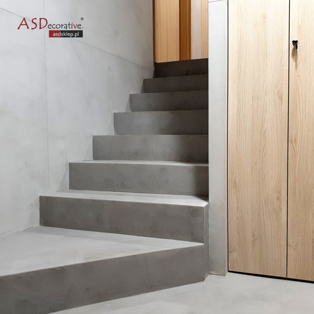 Schody i ściana z mikrocementu ASDecorative w strukturze RUSTIC pokazują wyrazistą fakturę, kt&oacute;ra jest wybierana wtedy, gdy chcesz uzyskać bardziej naturalny efekt i lepsze właściwości użytkowe.