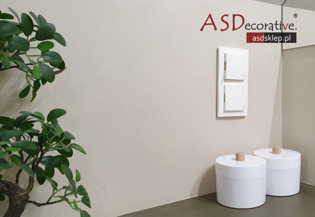 Mikrocement MEDIUM FAST na ścianie w łazience pokazuje warstwę nawierzchniową, kt&oacute;rą stosuje się w strefach mokrych, gdy chcesz uzyskać gładką powierzchnię i ograniczyć ilość spoin.