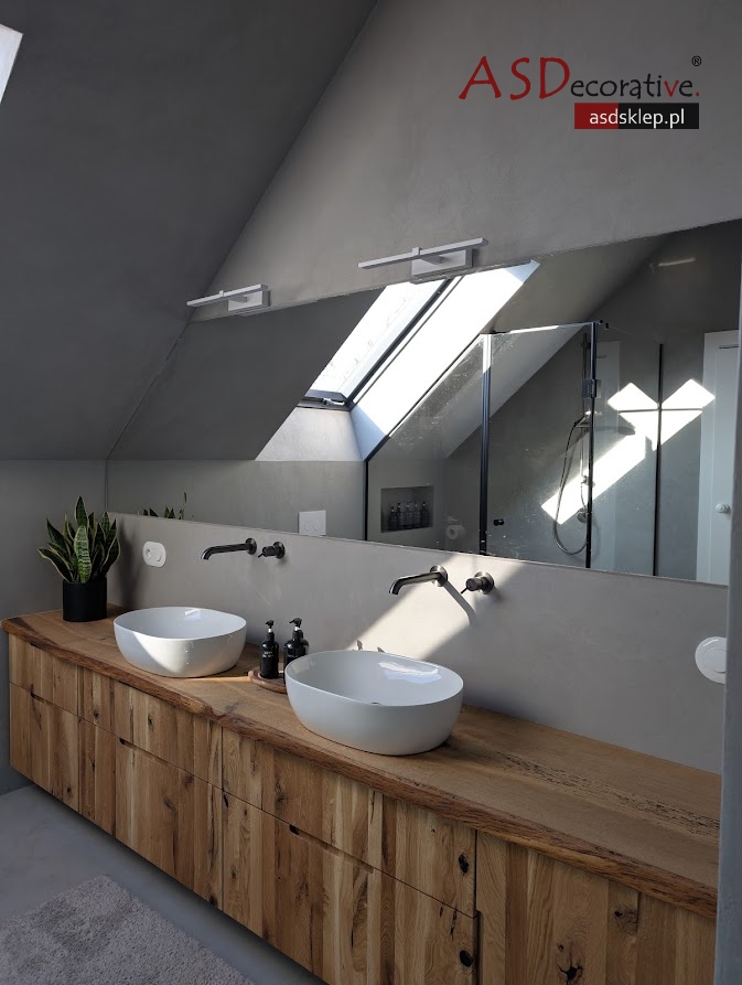 Łazienka z mikrocementu MEDIUM FAST wykonana samodzielnie pokazuje praktyczne wykończenie ścian i podłogi, kt&oacute;re po właściwym zabezpieczeniu sprawdza się w strefie wilgotnej i daje efekt bez płytek.