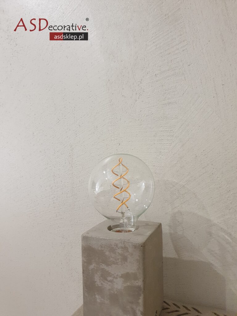 Ściana z mikrocementu RUSTIC pokazuje mocniejszą strukturę, kt&oacute;ra pasuje do stylu loftowego i do ciemniejszych kolor&oacute;w, gdy chcesz ograniczyć widoczność codziennych zabrudzeń.