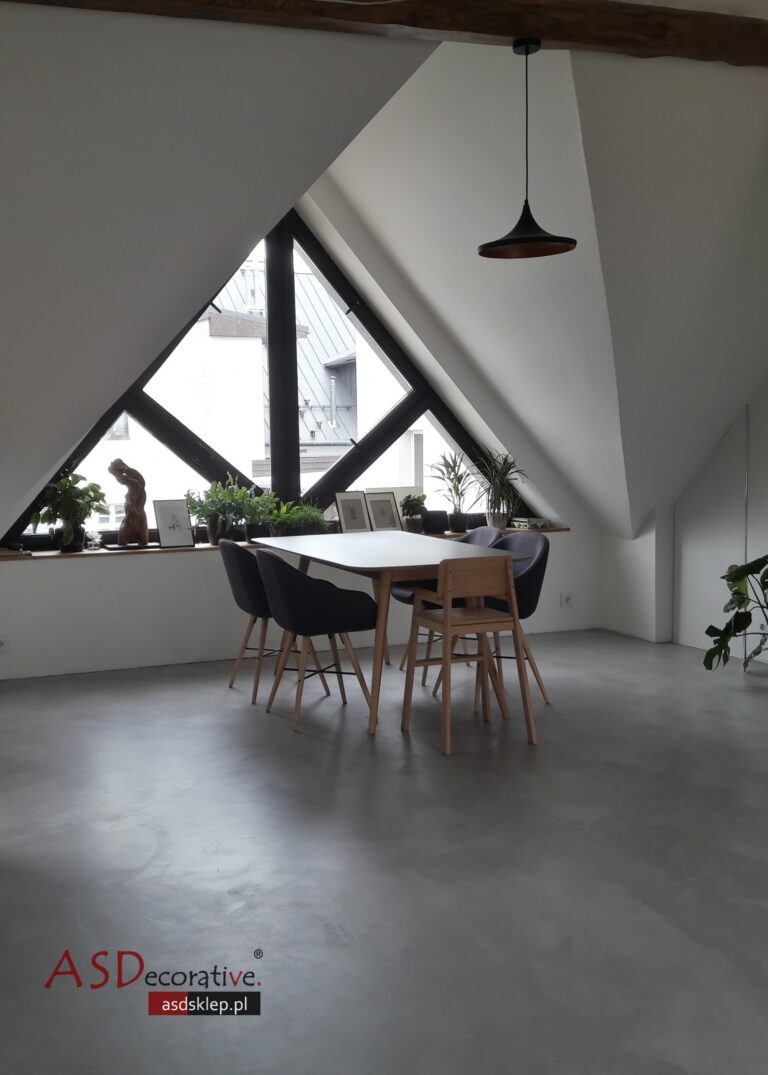 Podłoga z mikrocementu MEDIUM pokazuje przykład wykończenia o umiarkowanej strukturze, kt&oacute;ry pasuje do salonu i korytarza, gdy chcesz połączyć estetykę z łatwą pielęgnacją.