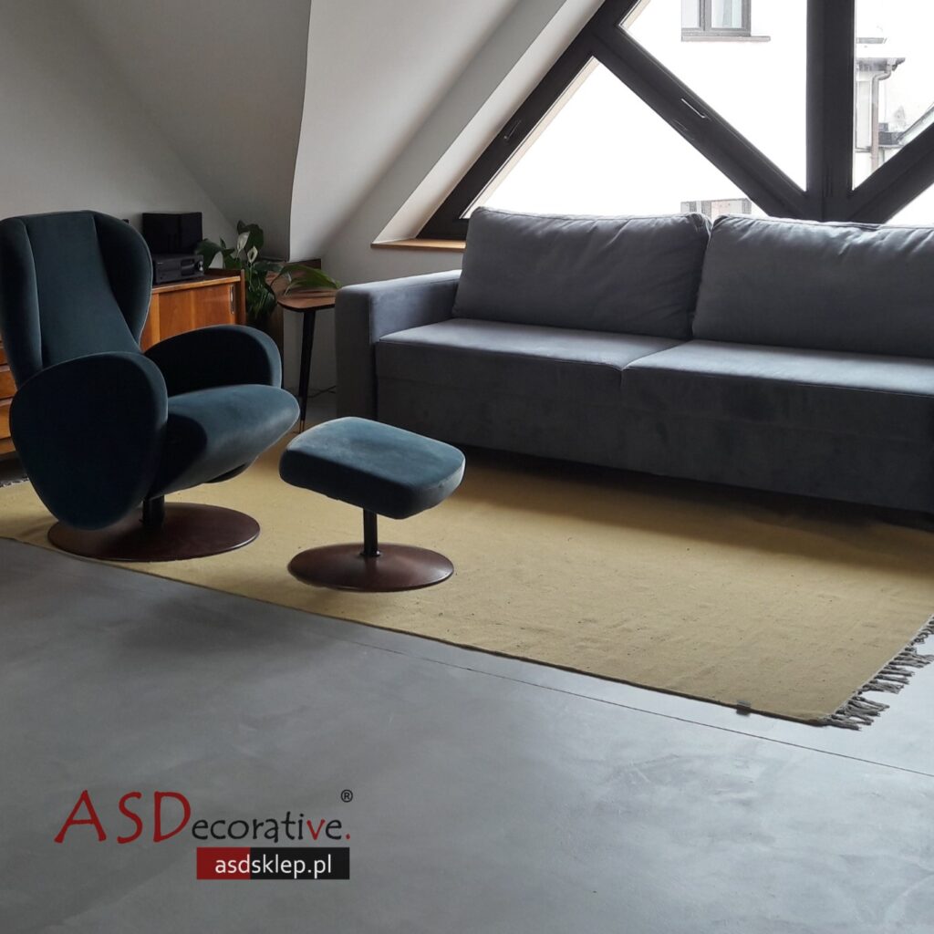 Przykładowa podłoga z mikrocementu ASDecorative MEDIUM pokazuje efekt gładkiej powierzchni, kt&oacute;ry jest wybierany do salonu lub korytarza, gdy zależy Ci na nowoczesnym wyglądzie i ciągłości posadzki.