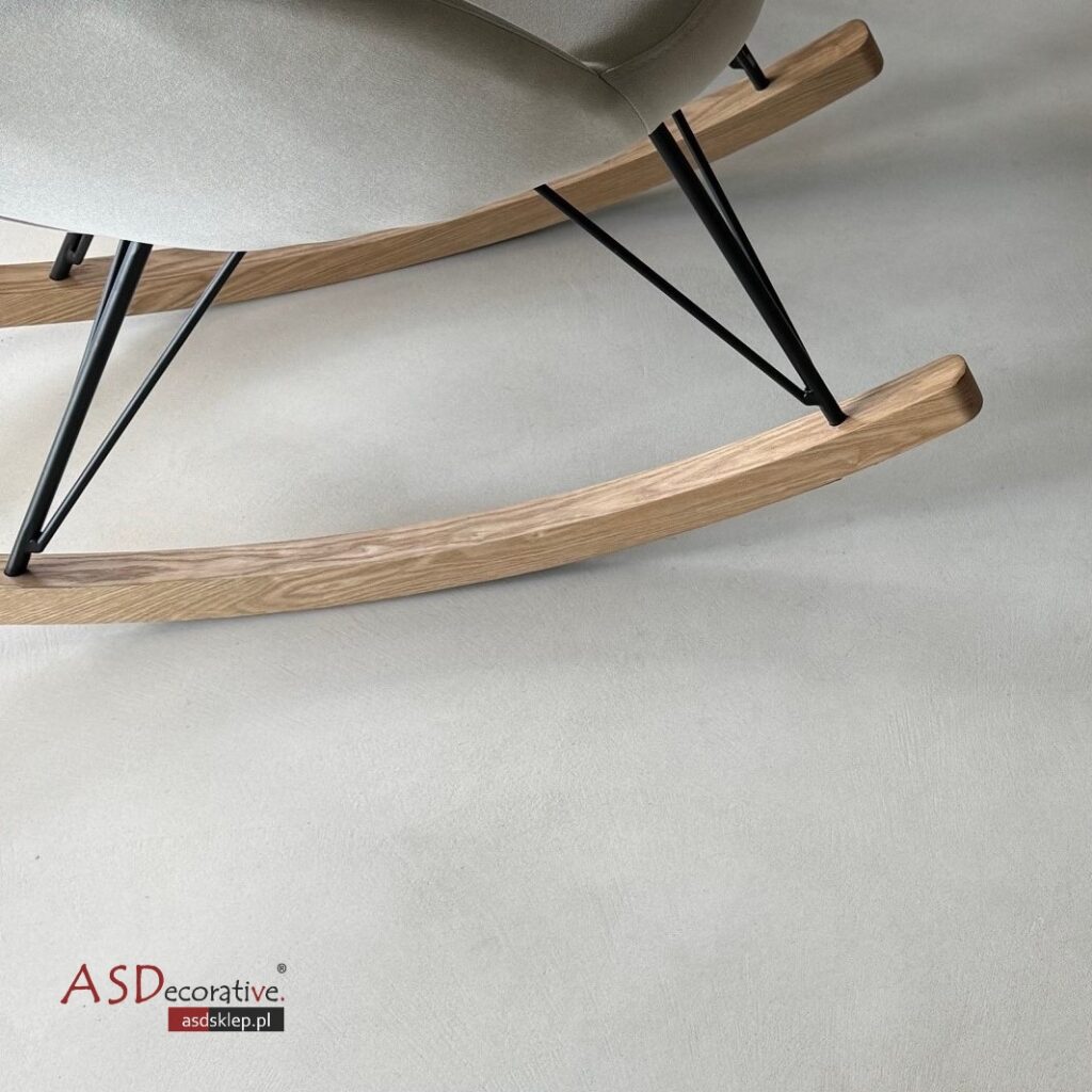 Zbliżenie na podłogę z mikrocementu MEDIUM FAST prezentuje strukturę oraz spos&oacute;b wykończenia warstwy nawierzchniowej, dzięki czemu łatwiej ocenić efekt wizualny przed wyborem systemu.