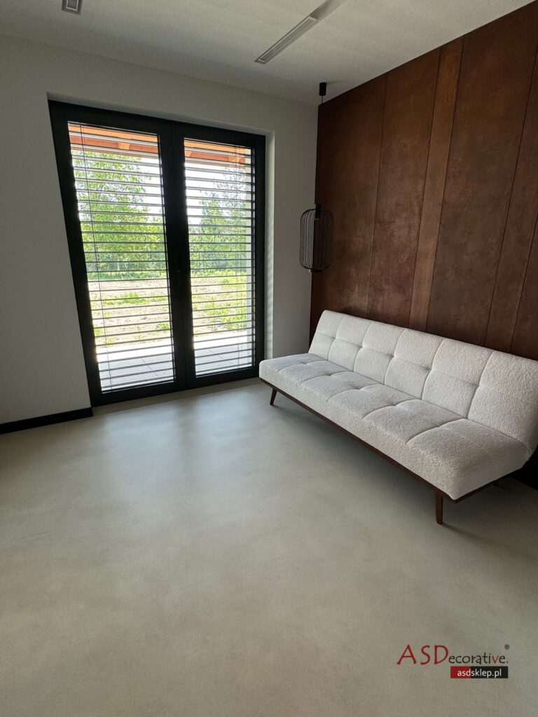 Warstwy nawierzchniowe podłogi z mikrocementu MEDIUM FAST pokazują kolejne etapy wykończenia, kt&oacute;re wpływają na finalną strukturę, kolor i odporność po prawidłowym zabezpieczeniu.