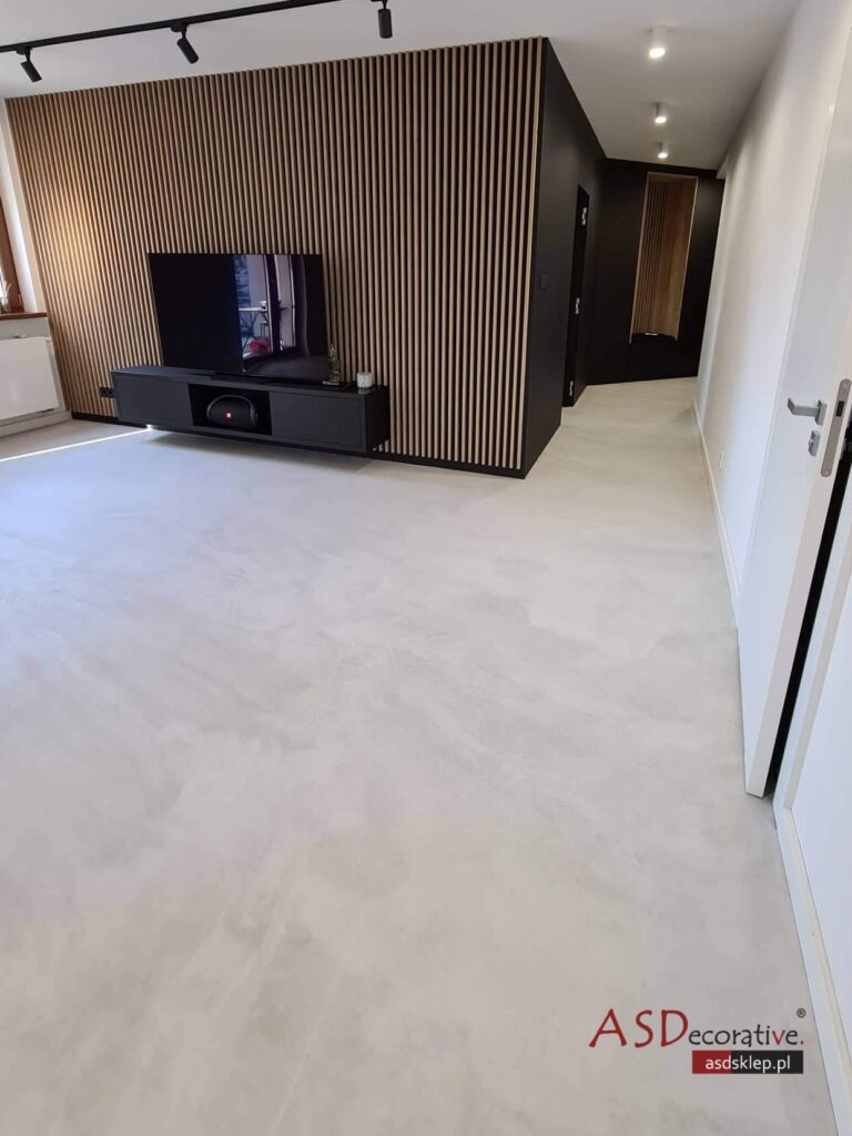 Podłoga z mikrocementu RUSTIC pokazuje wyrazistą fakturę, kt&oacute;ra jest praktyczna przy intensywnym użytkowaniu, gdy zależy Ci na mniejszej widoczności zarysowań i lepszym tarciu.