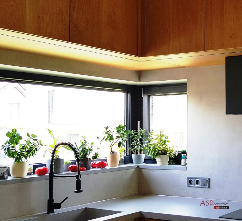 Mikrocement FAST w kuchni na ścianie roboczej pokazuje gładkie wykończenie, kt&oacute;re wybiera się zamiast płytek nad blatem, gdy zależy Ci na jednolitej powierzchni i łatwiejszym czyszczeniu.