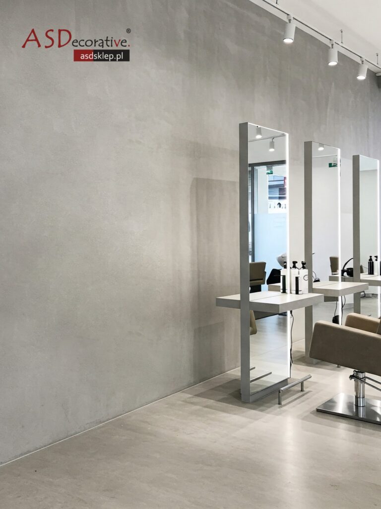 Ściana z mikrocementu MEDIUM pokazuje dekoracyjne wykończenie o mineralnej strukturze, kt&oacute;re wybiera się do nowoczesnych wnętrz, gdy chcesz uzyskać efekt tynku bez dodatkowego malowania.