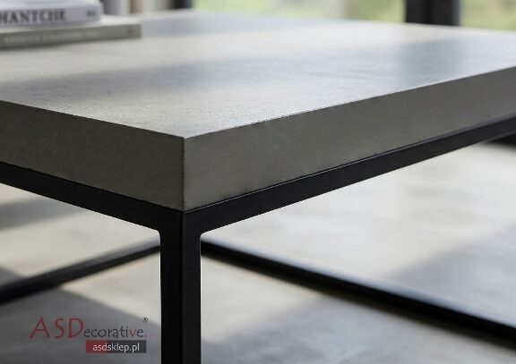Stolik z mikrocementu w minimalistycznym stylu pokazuje jak materiał może wykańczać meble, gdy chcesz uzyskać nowoczesny wygląd blatu i sp&oacute;jną kolorystykę z podłogą lub ścianą.