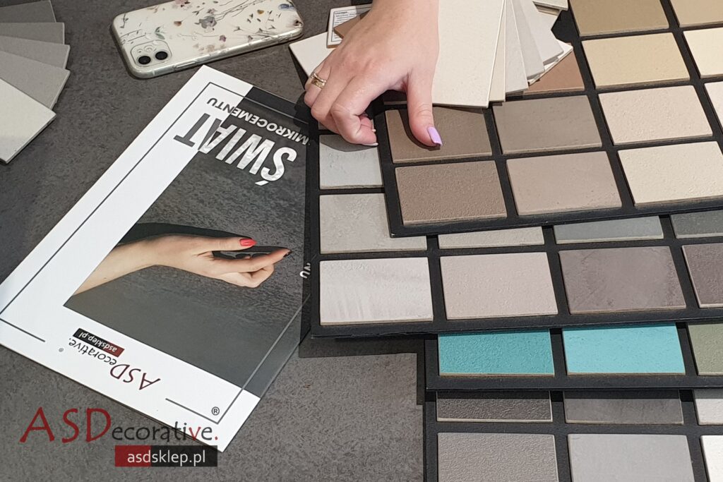Przykładowe kolory mikrocementu ASDecorative pokazują gotowe odcienie, kt&oacute;re ułatwiają dopasowanie barwy do stylu wnętrza, oświetlenia i pozostałych element&oacute;w wyposażenia.