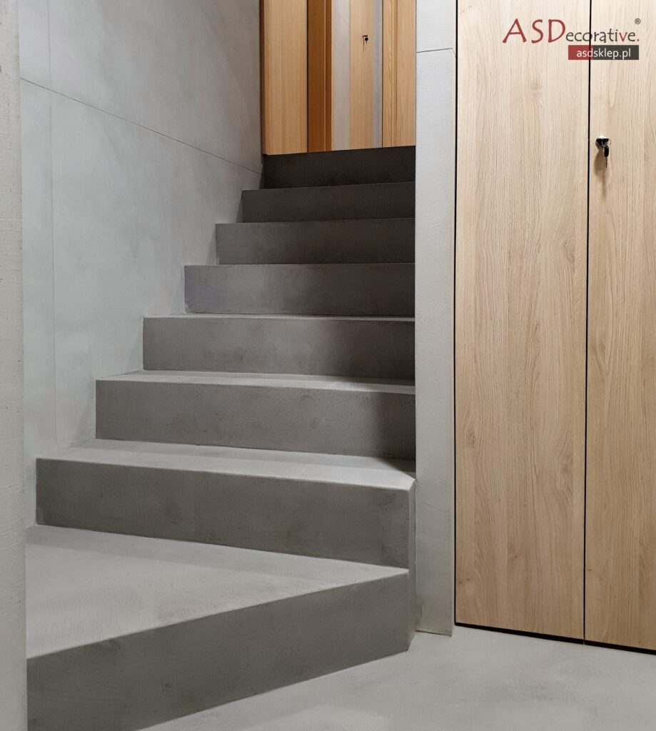 Fragment klatki schodowej z widocznymi stopniami przygotowanymi pod wykończenie mikrocementem. Mikrocement na schodach pozwala uzyskać jednolitą powierzchnię na stopniach i cokołach.