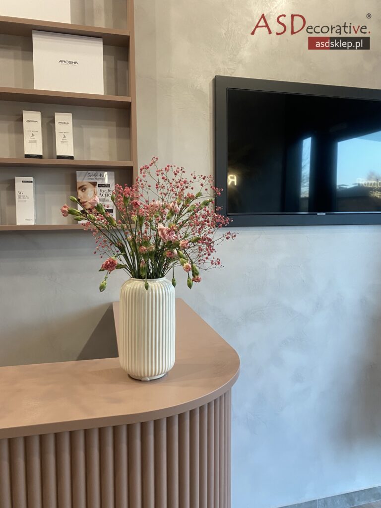 Mikrocement na ścianie w recepcji salonu kosmetycznego pokazuje jak wykończenie sprawdza się w przestrzeni komercyjnej, gdy liczy się trwałość, estetyka i łatwiejsze utrzymanie czystości.