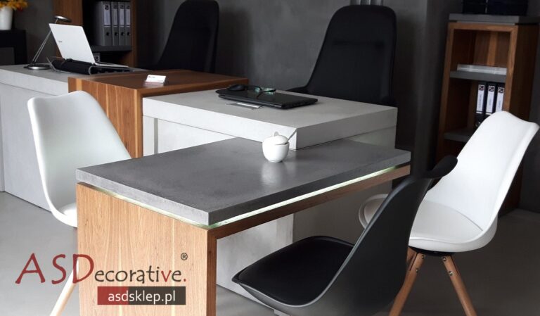 Aranżacja z mikrocementem we wnętrzu pokazuje jak sp&oacute;jnie wygląda materiał na dużych płaszczyznach, gdy zależy Ci na minimalistycznym efekcie i ograniczeniu podział&oacute;w wizualnych.