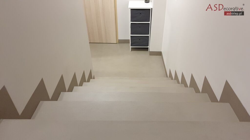 Widok schod&oacute;w przed pracami wykończeniowymi, przygotowanych do aplikacji systemu warstwowego. Mikrocement na schodach można nakładać także na istniejące płytki po odpowiednim przygotowaniu podłoża.