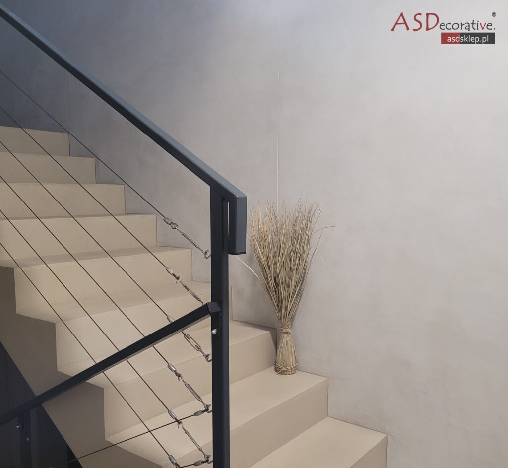 Widok schod&oacute;w w trakcie prac, z podkreślonymi krawędziami i detalami stopni. Mikrocement na schodach wymaga starannego dopracowania narożnik&oacute;w, aby uzyskać r&oacute;wną i trwałą powierzchnię.