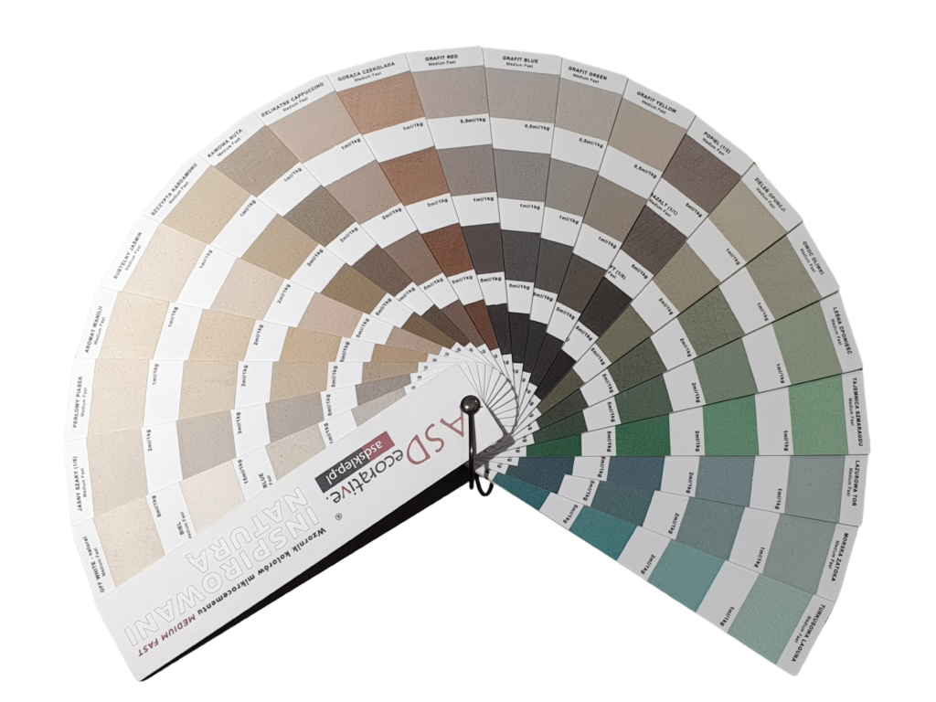 Paleta kolor&oacute;w mikrocementu w formie wzornika z pr&oacute;bkami materiału w r&oacute;żnych odcieniach beżu, szarości i kolor&oacute;w akcentowych. Wzornik ułatwia dopasowanie koloru mikrocementu do aranżacji wnętrza.