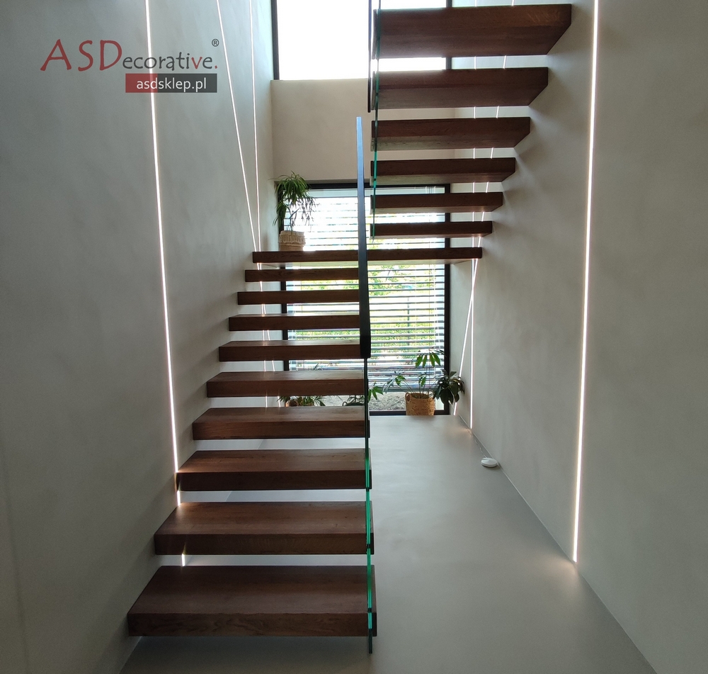 Nowoczesna ściana z mikrocementu o jednolitej strukturze i stonowanej kolorystyce we wnętrzu mieszkalnym. Przykład estetycznego zastosowania mikrocementu na ścianie w suchym pomieszczeniu.