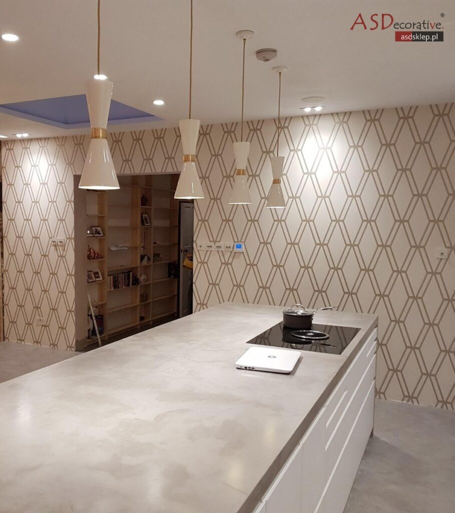 Elementy mebli pokryte mikrocementem w jasnym odcieniu, widoczne w nowoczesnym wnętrzu. Mikrocement na meblach pozwala uzyskać efekt lekkiej betonowej powierzchni.