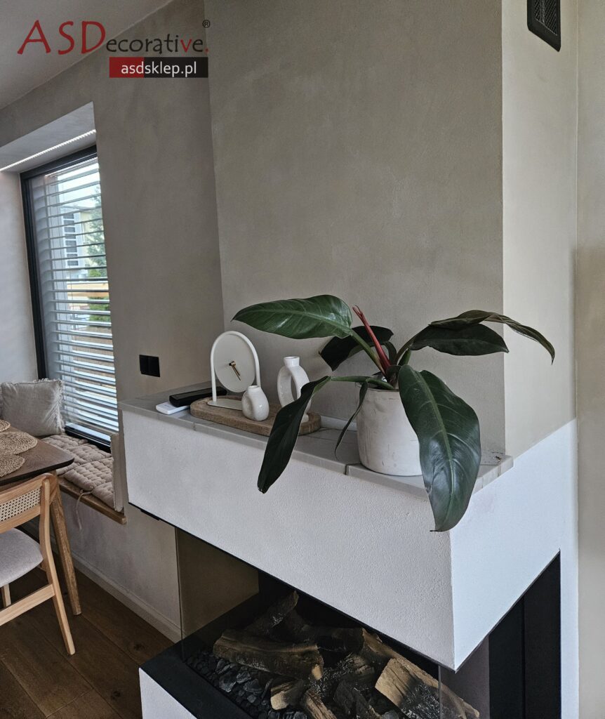 Ściana z mikrocementu w przestrzeni komunikacyjnej o podwyższonej odporności na użytkowanie. Takie zastosowanie mikrocementu na ścianie sprawdza się w holach i korytarzach.