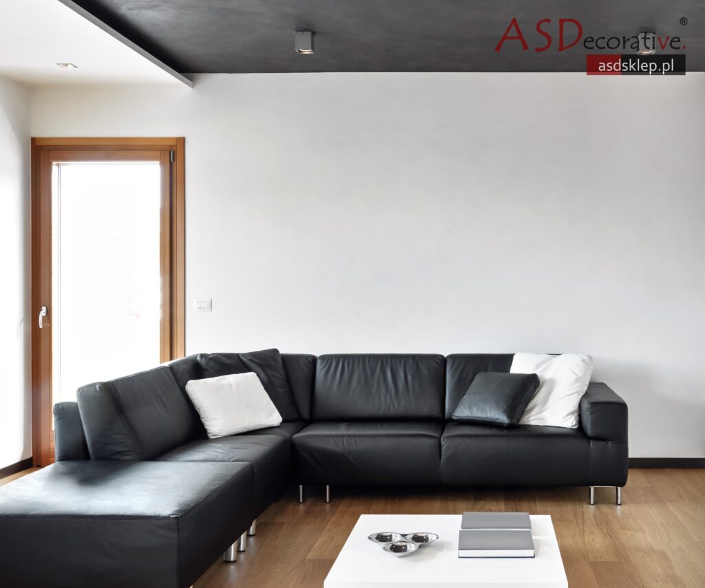 Ściana z mikrocementu zastosowana w przestrzeni mieszkalnej jako element dekoracyjny. Jednolita powierzchnia bez fug zwiększa estetykę i funkcjonalność wnętrza.